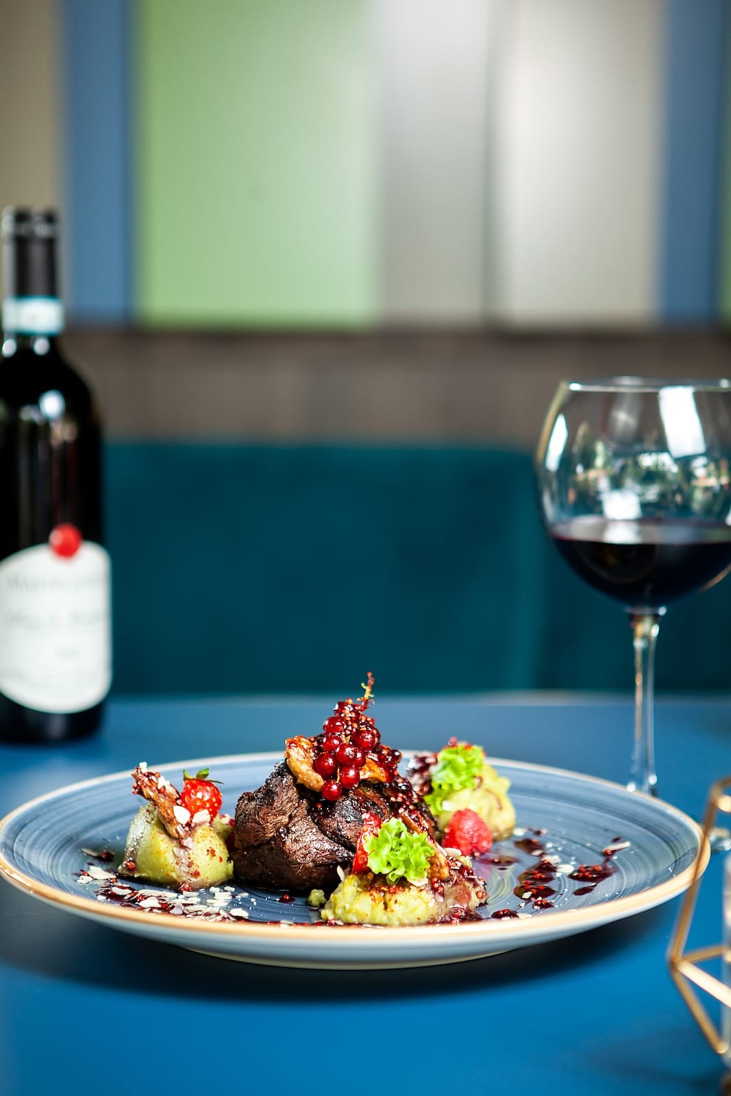 Plato de la casa servido junto a una copa de vino